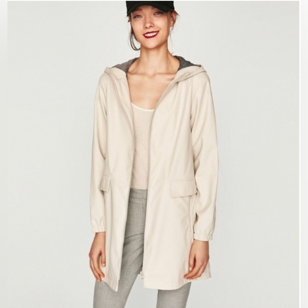 Zara women’s Raincoat Beige Size Large.